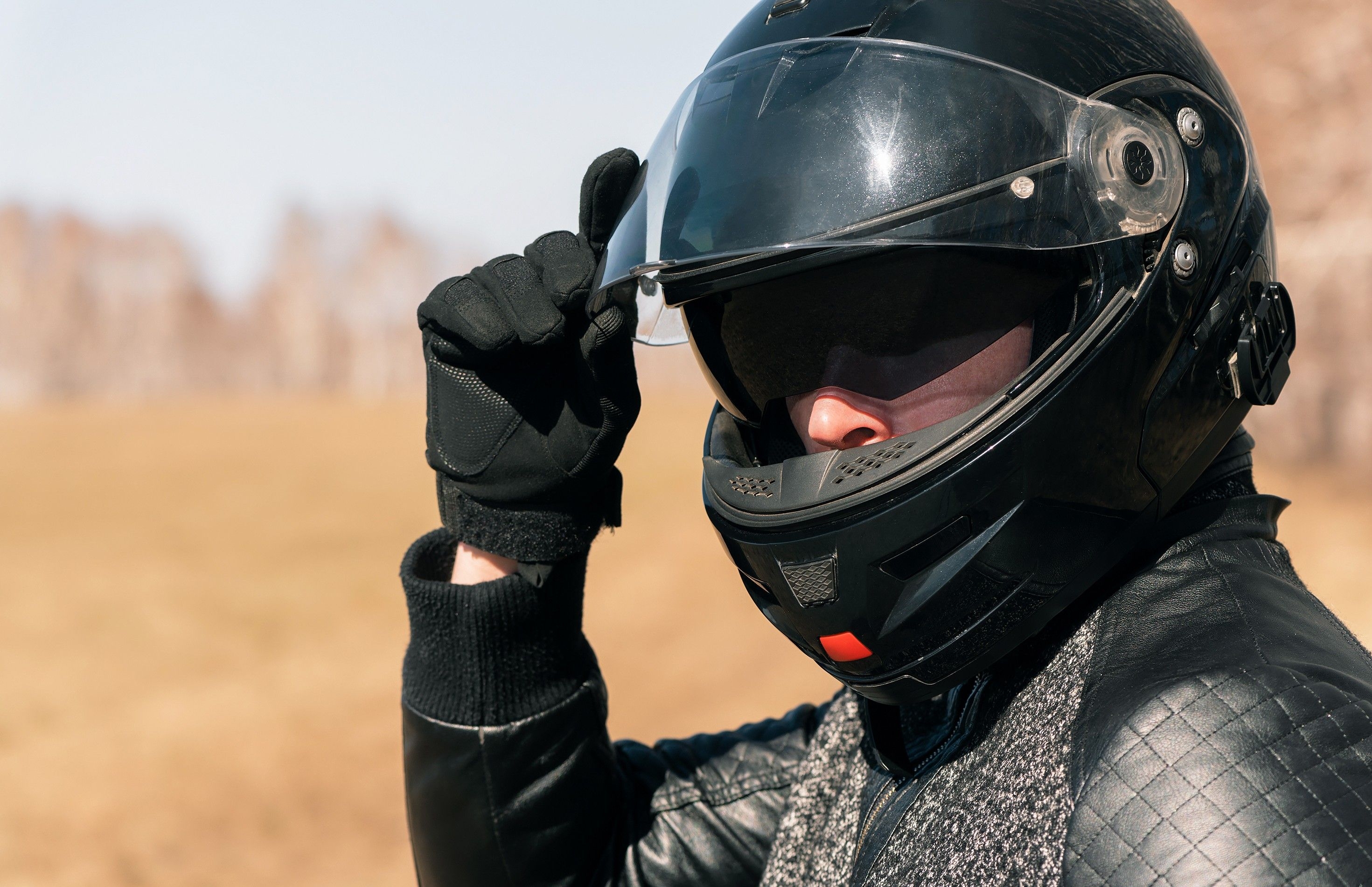 Advantages and Disadvantages of Motorcycle Helmet Visors feature image